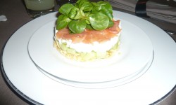 Tartare de concombre, saumon fumé et mousse de fromage frais