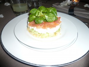 Tartare de concombre, saumon fumé et mousse de fromage frais